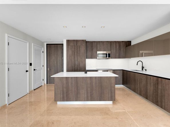 88 SW 7th St 3907, Miami FL 33130