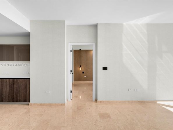 88 SW 7th St 3907, Miami FL 33130