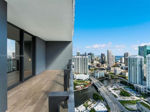88 SW 7th St 3907, Miami FL 33130