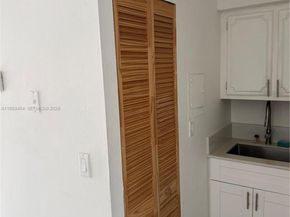 5199 NW 7th St 111, Miami FL 33126
