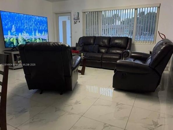 18415 NW 42nd Pl, Miami Gardens FL 33055