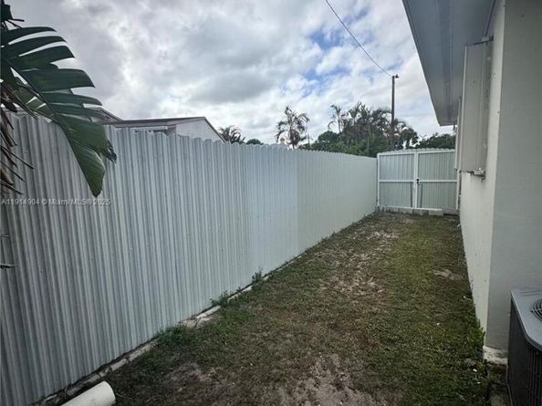 18415 NW 42nd Pl, Miami Gardens FL 33055