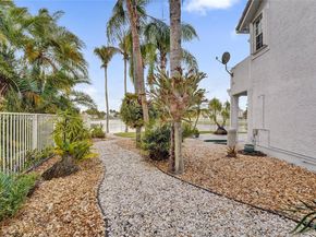 1078 Laguna Springs Dr, Weston FL 33326