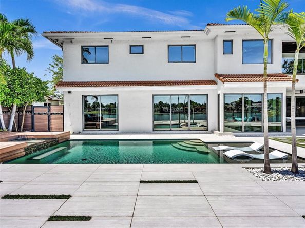 2320 NE 211th St, Miami FL 33180