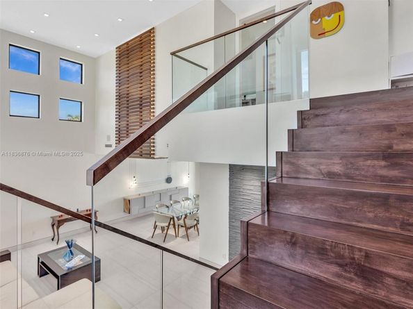 2320 NE 211th St, Miami FL 33180