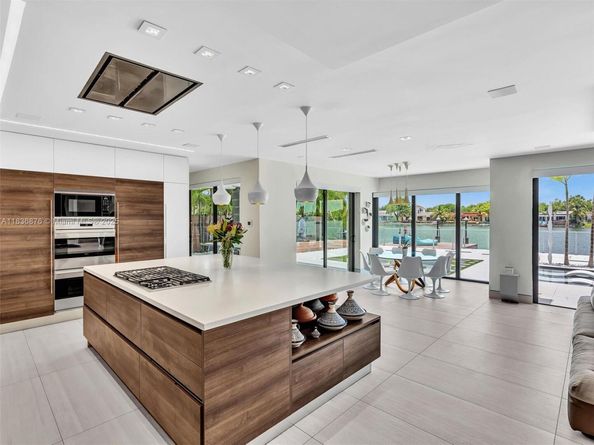 2320 NE 211th St, Miami FL 33180
