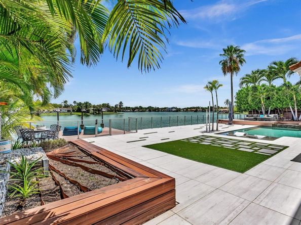 2320 NE 211th St, Miami FL 33180