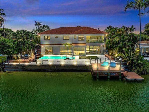 2320 NE 211th St, Miami FL 33180