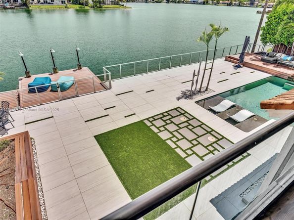 2320 NE 211th St, Miami FL 33180