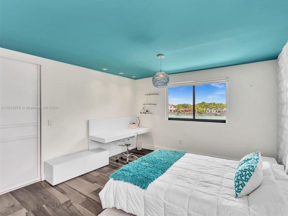 2320 NE 211th St, Miami FL 33180