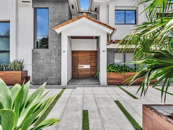 2320 NE 211th St, Miami FL 33180