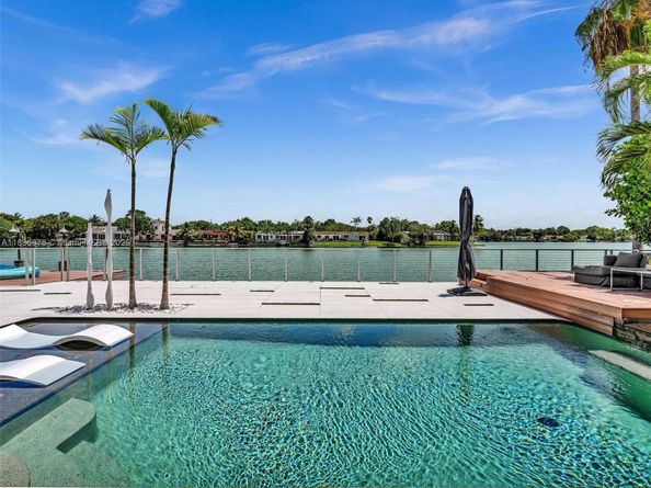 2320 NE 211th St, Miami FL 33180