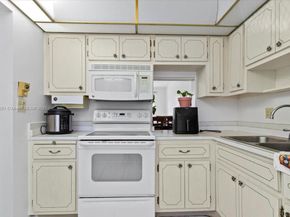 2200 Park Ln 109, Hollywood FL 33021
