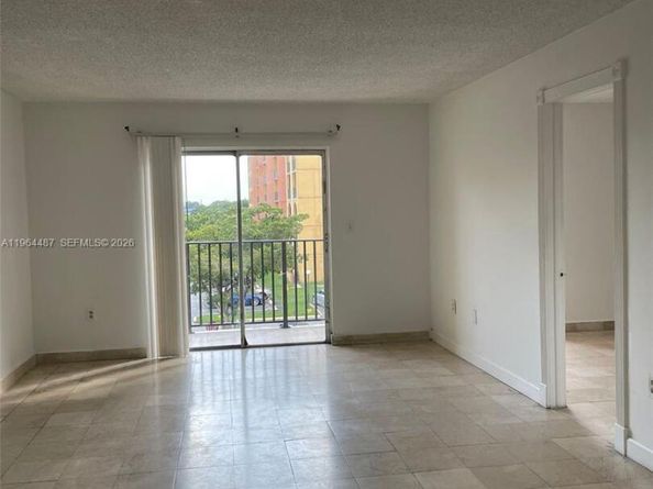 4721 NW 7th St 30512, Miami FL 33126