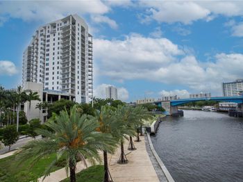 10 SW South River Dr