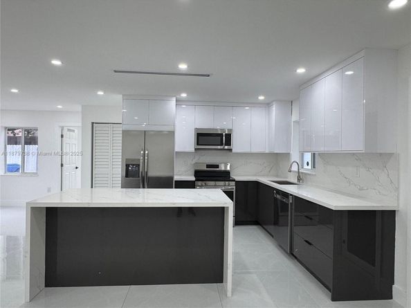 2530 NW 204th St, Miami Gardens FL 33056