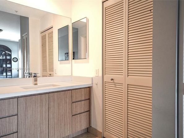888 Brickell Key Dr 903, Miami FL 33131