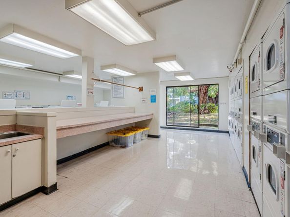 4 Anchor Drive F230, Emeryville CA 94608