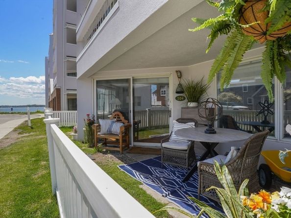1 Commodore Court 104, Hull MA 02045