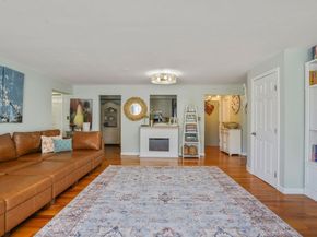 1 Commodore Court 104, Hull MA 02045