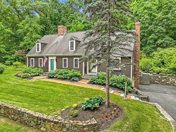 2 Stowe Rd, Southborough MA 01772