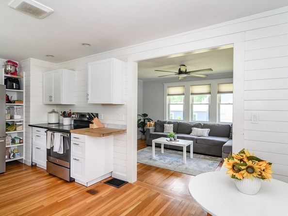 18 Hammond Rd, Natick MA 01760