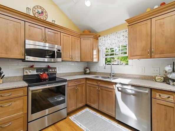 22 Lindale Ave, Weymouth MA 02191
