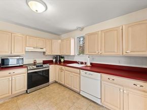 10 Bayberry Ln, Mattapoisett MA 02739