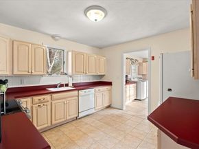 10 Bayberry Ln, Mattapoisett MA 02739