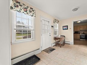 10 Bayberry Ln, Mattapoisett MA 02739