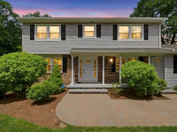 9 Sparhawk Dr, Burlington MA 01803