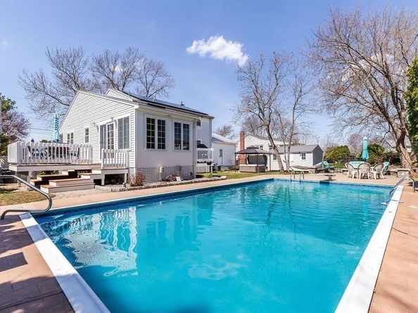 71 Pond Ln, Randolph MA 02368