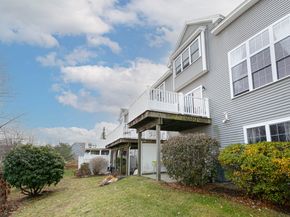 806 Ledgewood Way 806, Clinton MA 01510