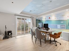 806 Ledgewood Way 806, Clinton MA 01510