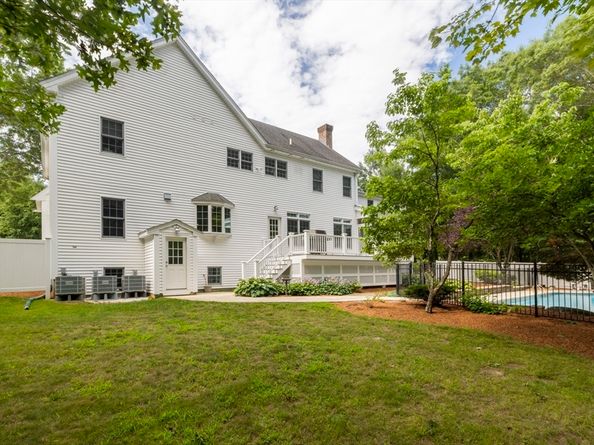 9 Tulip Way, Medway MA 02053