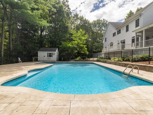 9 Tulip Way, Medway MA 02053