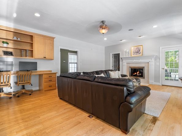 9 Tulip Way, Medway MA 02053