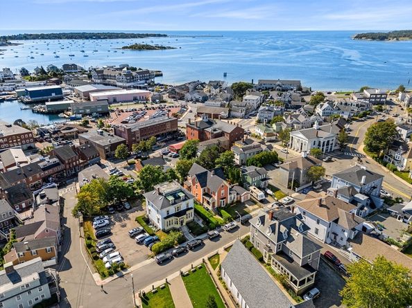 33 Middle St, Gloucester MA 01930
