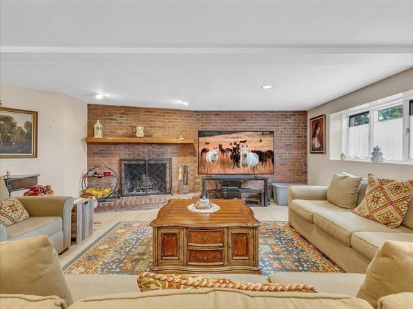 51 Walnut St, Saugus MA 01906
