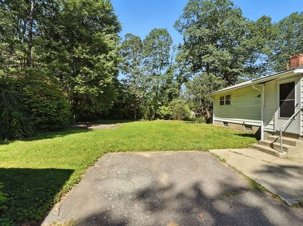 385 River Rd, Uxbridge MA 01569