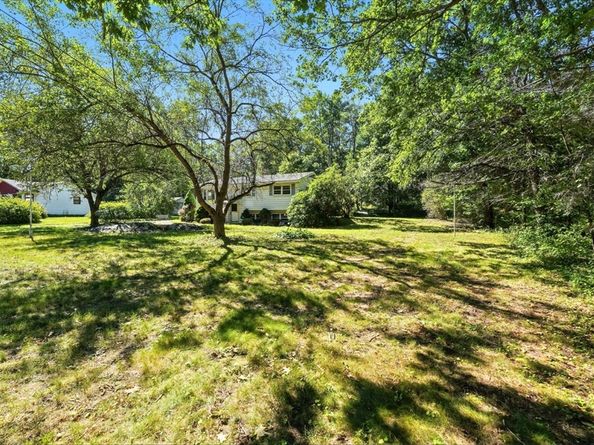385 River Rd, Uxbridge MA 01569