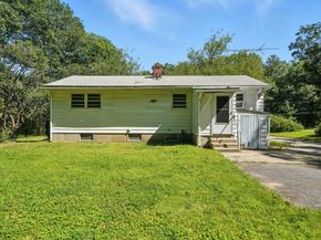 385 River Rd, Uxbridge MA 01569