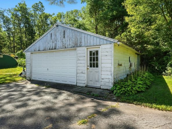 385 River Rd, Uxbridge MA 01569
