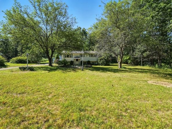 385 River Rd, Uxbridge MA 01569