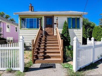 23 Bates St