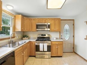 12 Wellington Dr, Hudson MA 01749