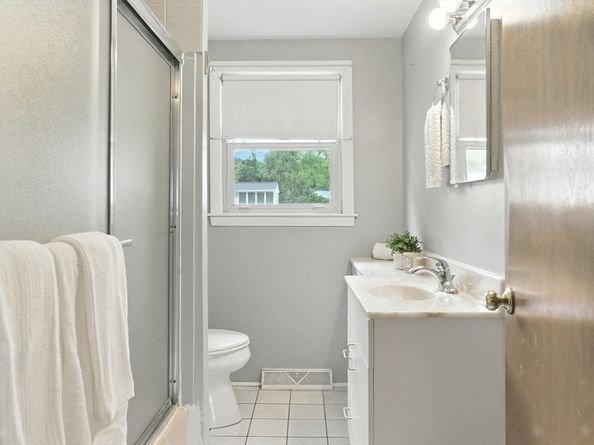12 Wellington Dr, Hudson MA 01749