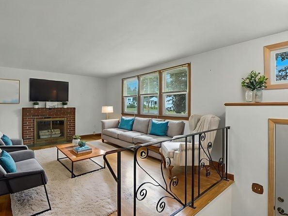 12 Wellington Dr, Hudson MA 01749