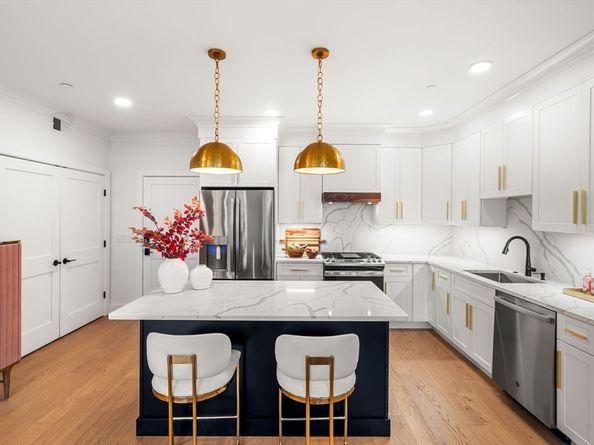 202 Maverick St 302, Boston MA 02128