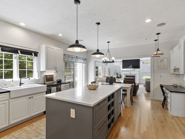 37 Stirling St, Andover MA 01810